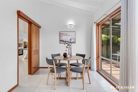 Three Bedroom Townhouse With Light-Filled Rooms - Photo 5