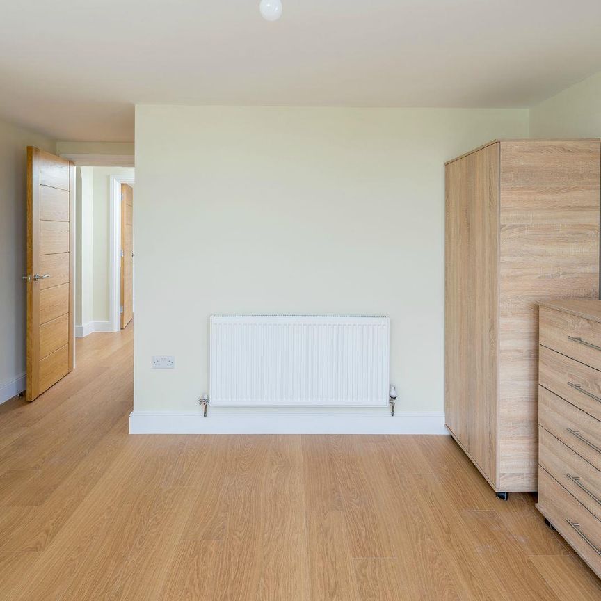 Fourth Cross Road, Twickenham TW8 - Photo 1