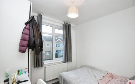 ** Student property** A four bedroom student house located in Horfield with great access to the City centre, North Bristol and benefits from great public transport. The property is offered on a furnished basis! - Photo 3