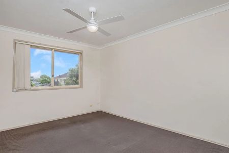 Modern 3-Bedroom Townhouse in Gated Boutique Complex - Photo 4