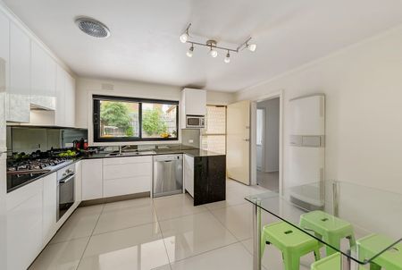 Spacious Four-Bedroom Home & Generous Outdoor Space - Photo 4