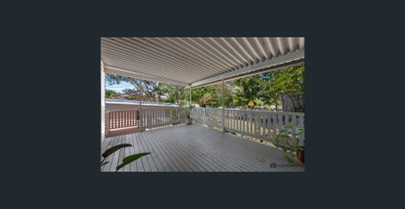 Spacious 3-bedroom home on large corner block – 5km from Brisbane CBD - Photo 2