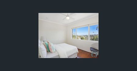 Sunlit Coastal Apartment - Photo 2