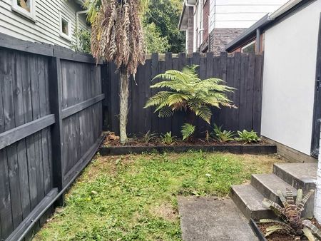 Recently renovated - modern 2-bedroom with garage - Photo 5