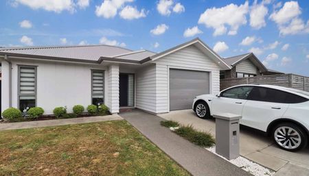 Modern Three-bedroom Home - Photo 2