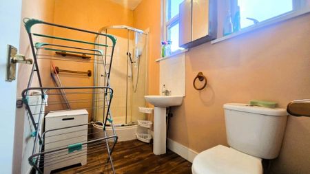 Price £850 pcm - Available Now - Part Furnished - Photo 4