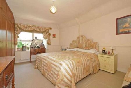 Canons Drive, Edgware, HA8 - Photo 3