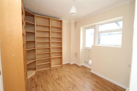 4 bedroom end of terrace house to rent - Photo 5