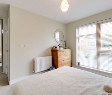 A 2 Bedroom Flat in Leckhampton Place, GL50 0FB - Photo 5