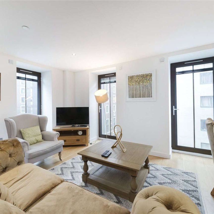 Beautiful, modern 3 bedroom apartment. With 2 bathrooms and an impressive open-plan kitchen/reception. - Photo 1