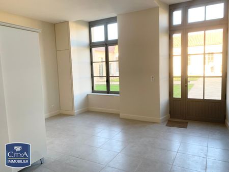 Location Appartement 3 pièces 67m² FONTENAY LE COMTE 85200 - Photo 3
