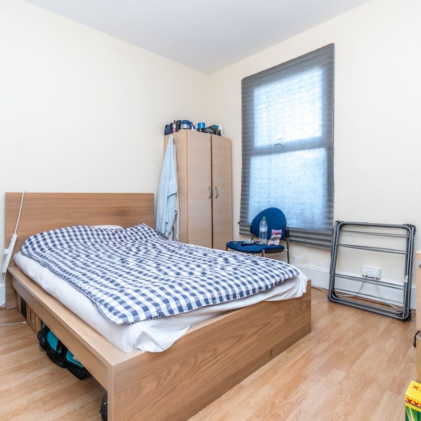 5 Bed Terraced House, Albert Square, E15 - Photo 1