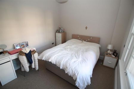 3 bedroom flat to rent - Photo 4