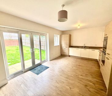 3 bedroom House To Let Total Size: 1054 SQ FT - Photo 4