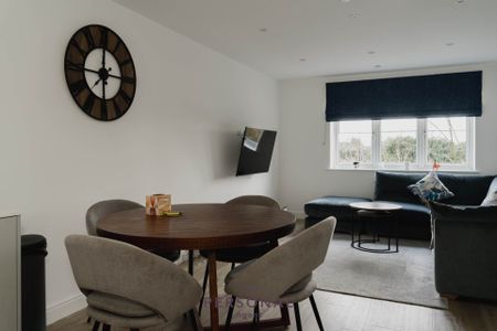 Aurora House Ceres Cresant Epsom Surrey, Epsom - Photo 2