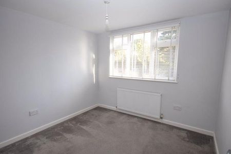 4 bedroom semi-detached bungalow to rent - Photo 4