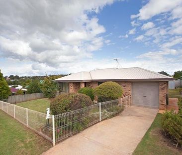 4 Bedroom Home within Walking Distance to a Park and Major Shopping... - Photo 2
