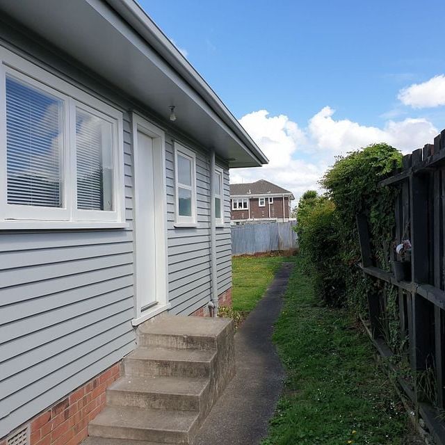 Quiet back, 2 Brm flat with own garage. - Photo 1