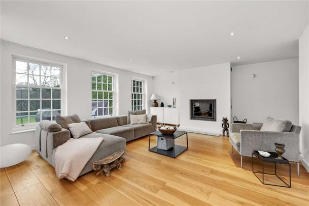 6 bedroom family home in stunning lakeside setting. - Photo 1