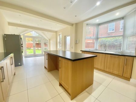 Peterborough - Photo 2