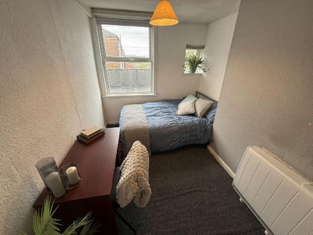 1 bedroom in a house share to rent - Photo 4