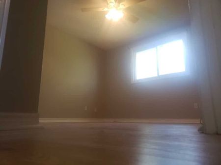 Upper level of three bedroom bungalow Barrie - Photo 4