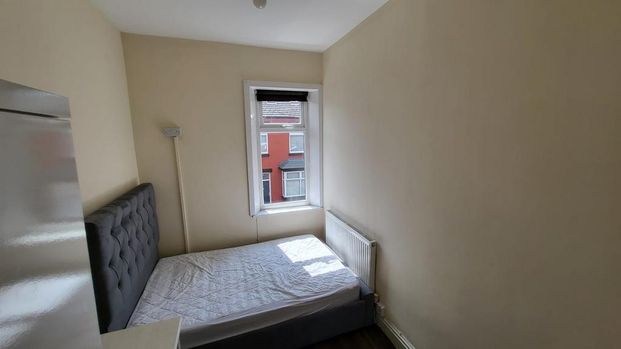 4 bedroom semi-detached house to rent - Photo 1