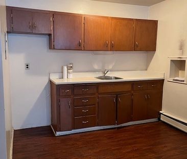 2 BDRM/1 BATH - 602 HOPKINS ST - Available Now *DECEMBER RENT SPECIAL* - Photo 3