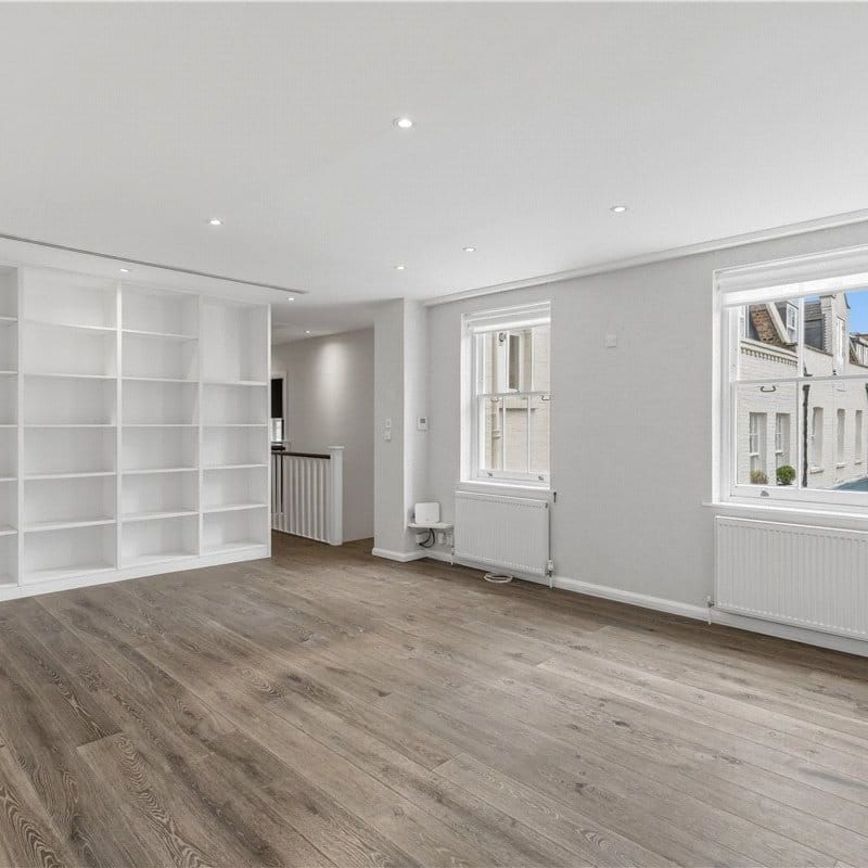 A unique one bedroom apartment with over 1,300 sq. ft. of flexible space and separate garage, located on Devonshire Place Mews just off Marylebone High Street. - Photo 1