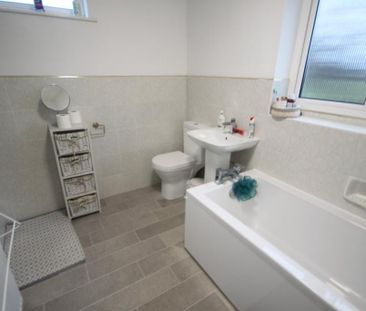 4 bedroom detached house to rent - Photo 4