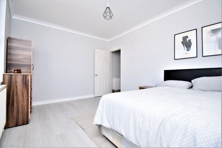 House Share to rent - Cambridge Road, Rochester, ME2 - Photo 2