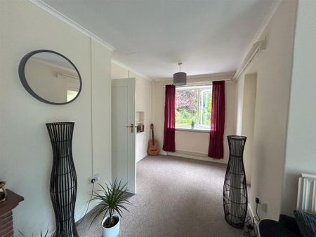 3 bedroom detached house to rent - Photo 2