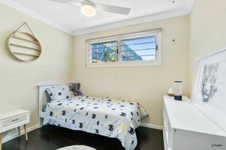 Five Bedroom + Study Fully Furnished Coastal Home � 6 Month Lease available - Photo 2