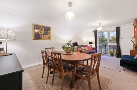 Greenview Close, London - Photo 2