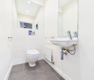 4 bedroom House in Wyatt Crescent, Reading - Photo 4