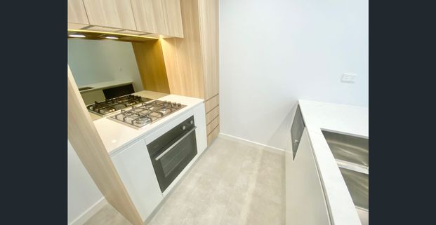 GROUND FLOOR UNIT WITH COURTYARD!! - Photo 1