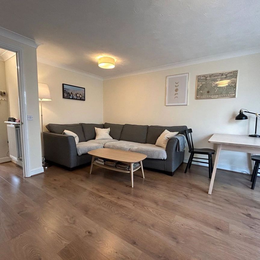 2 bedroom House in All Saints Rise, Bracknell - Photo 1