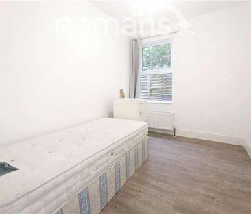St. Johns Road, Farnborough, GU14 - Photo 2