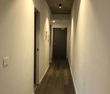 UNFURNISHED Modern Luxury One Bedroom Apartment! - Photo 4