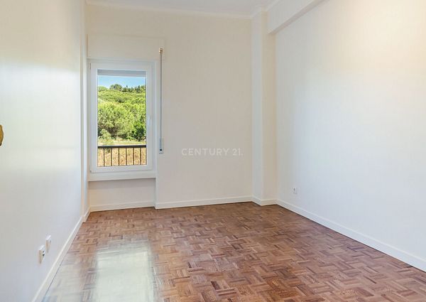 Apartamento T3 renovado na Av. Bombeiros Voluntários, em Algés. Para Arrendar!