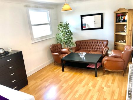 2 Bed Flat, Bow Common Lane, E3 - Photo 2