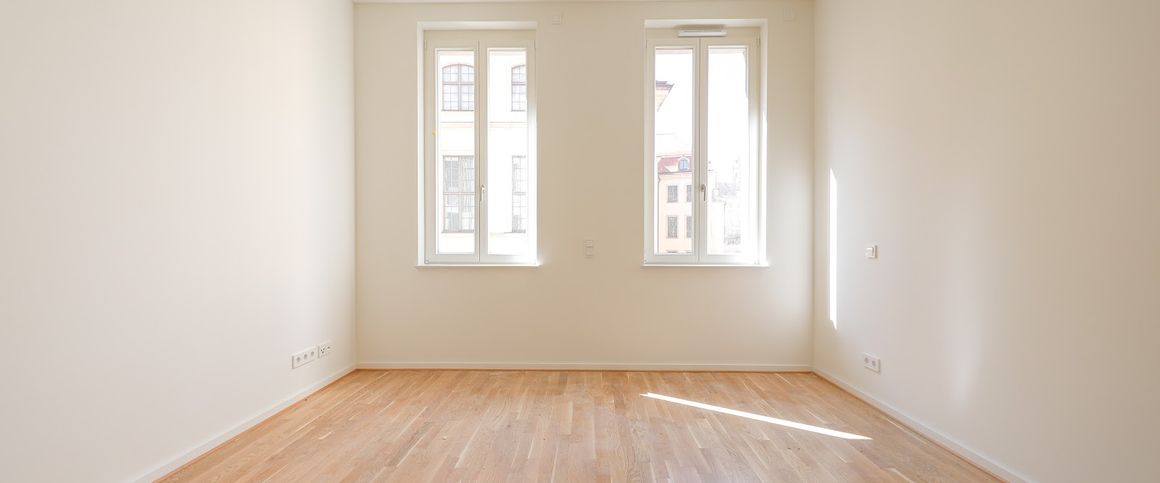 Lichtdurchflutetes Wohnambiente mit Loggia und moderner Einbauküche - Foto 1