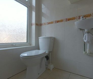 Flat to rent on - Photo 2