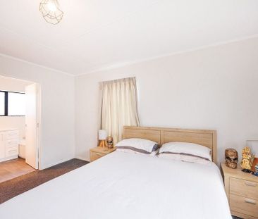 Tidy 2 bedroom home fully fenced - Photo 5