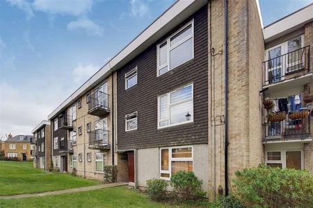 Holly Lodge, Winchmore Hill, London, N21 - Photo 4