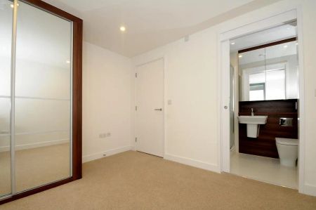 2 bedroom flat in Islington - Photo 4