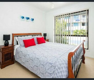 Modern 3 Bedroom Townhouse in the Heart of Varsity Lakes - Photo 1