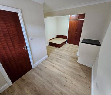 8 bedroom semi-detached house to rent - Photo 1