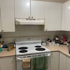 Furnished, close to bus stop & skytrain - Photo 2