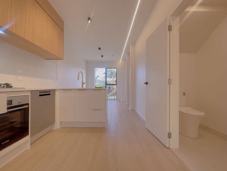 Mt Wellington- NEWLY built sunny THREE bedroom house - Photo 5